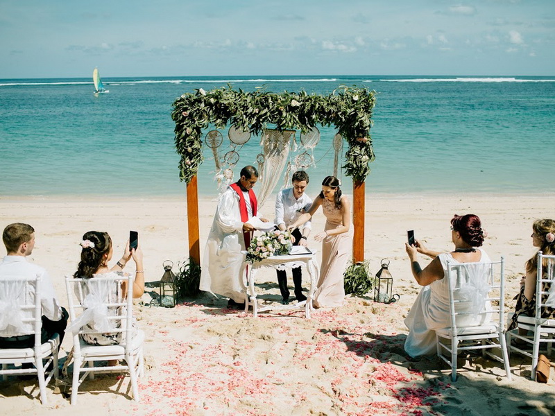 Ślub na plaży resortu Samabe