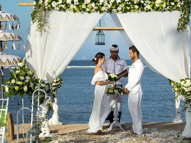 Ślub na plaży resortu Sadara